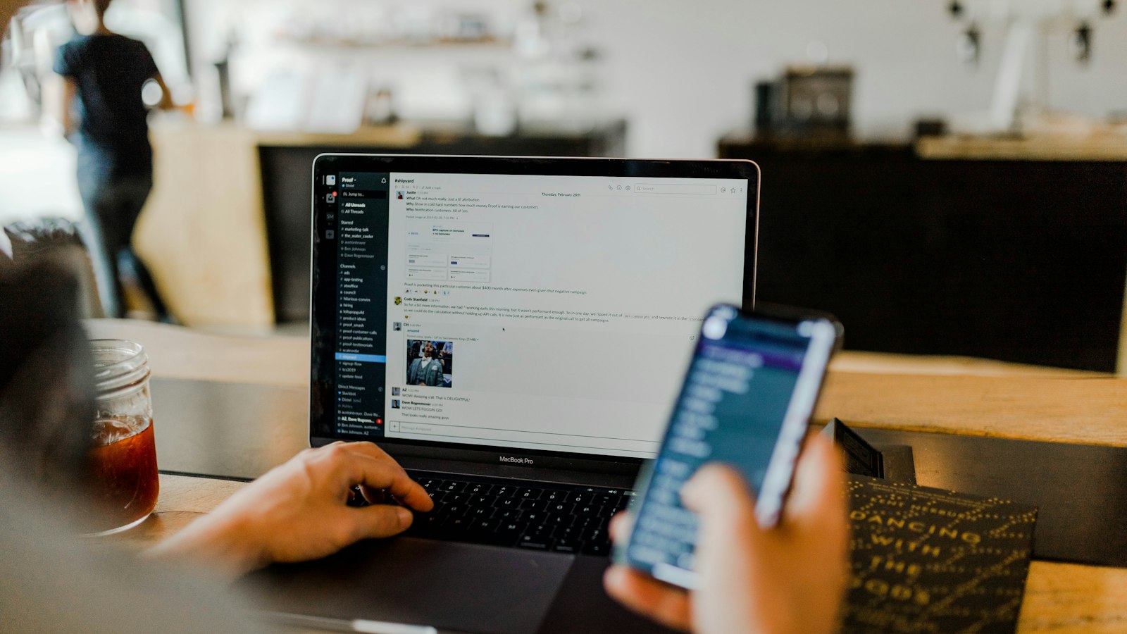 Sosyal medya reklam yönetimi yapılan telefon ve dizüstü bilgisayar